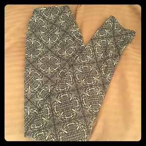 Lularoe OS leggings - black background